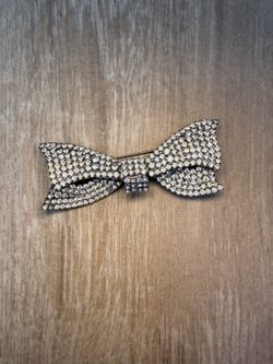 💎✨🎀 Vintage Crystal Bow Brooch Pin – Sparkling Silver Tone Statement Jewelry