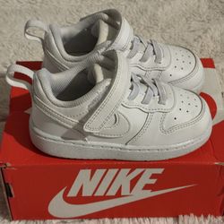 White Nike Size 7c