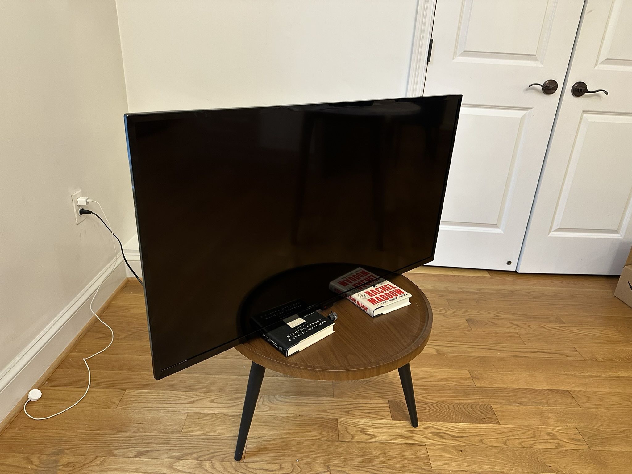 Flat Screen TV (43”)