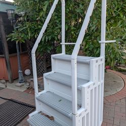 Pool stairs