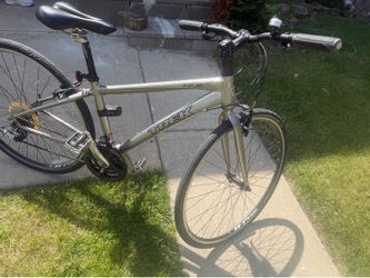 🚴 TREK FX Hybrid Bike – Excellent Condition – Ready to Ride 🚴