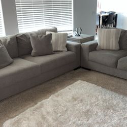 Couch Set With Pillows 