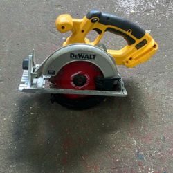 DeWalt 18V Cordless Circular Saw (Battery Included)