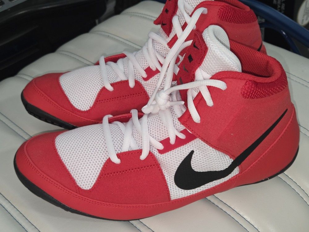 NIKE WRESTLING SHOES 10.5 (BRAND NEW)