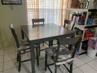 Table !!!!NEED GONE!!!!    Needs assembly price not firm work with me