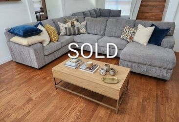 Large Sectional from Ashley Furniture like New!