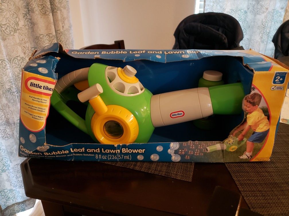 Little Tikes Garden bubble leaf and lawn blower