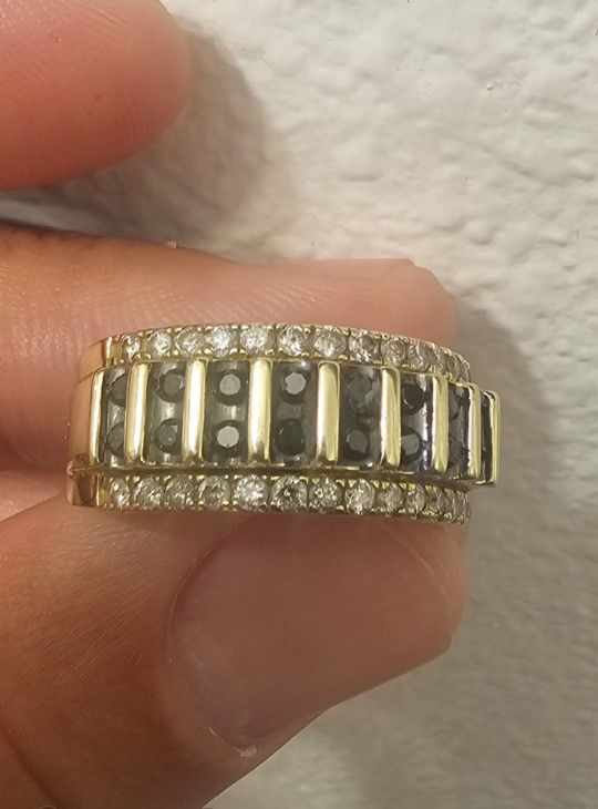 10 Kt ( Real) Gold Black/white Diamond Ring.
