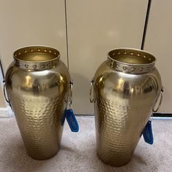 Pair of Hammered Golden Metal 18” h Urns For Indoors Or Outdoors Pickup In Gaithersburg Md20877