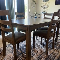 Dining Room Table (4 Chairs) (GREAT DEAL)
