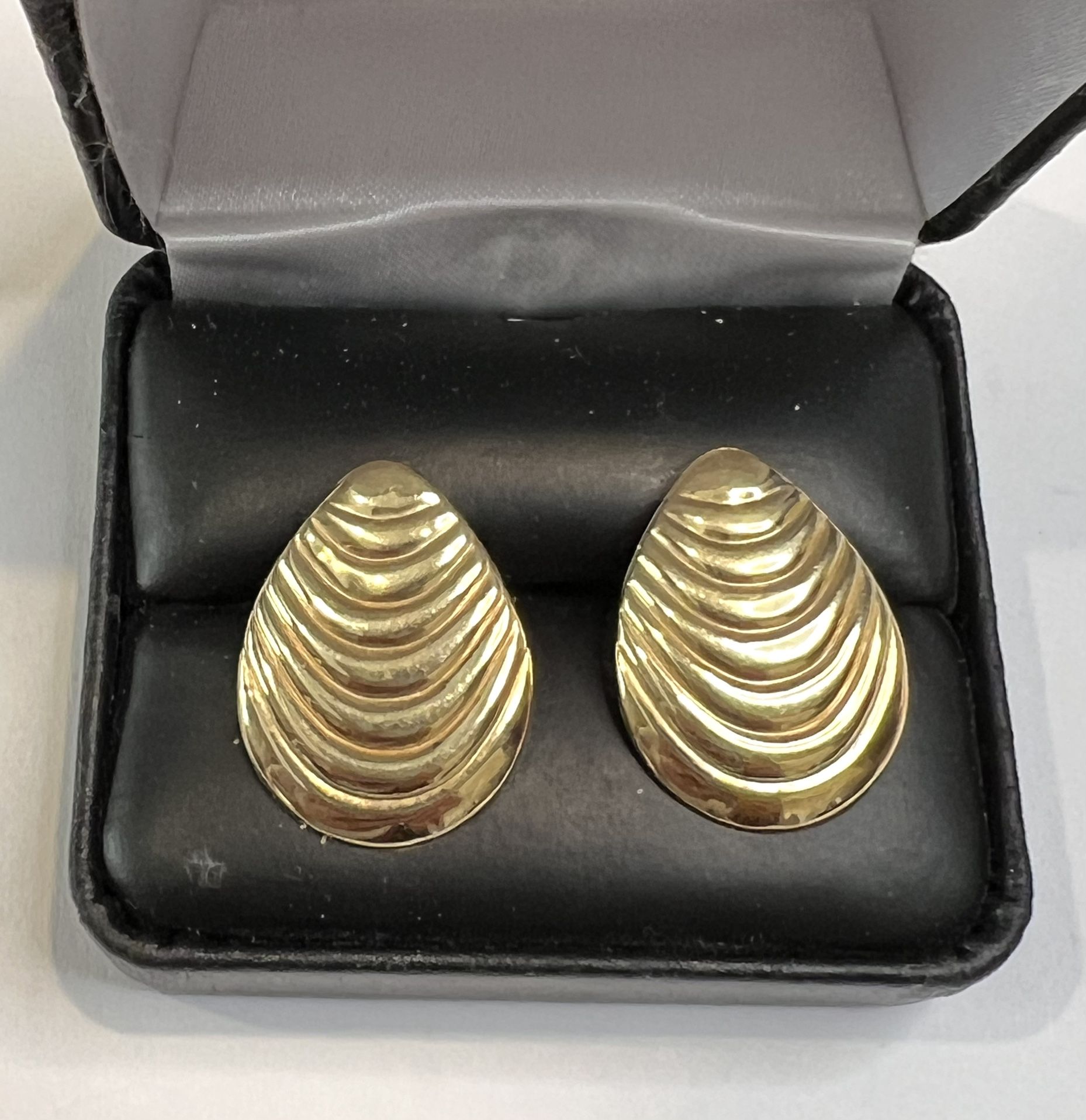 14k 14kt yellow gold hallow shell ladies earrings