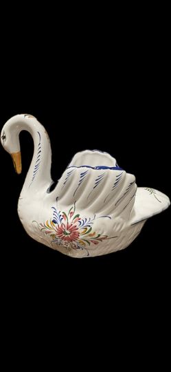 Vintage ceramic swan pottery