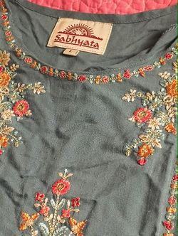 Sabhyata Floral Embroidered Kurta Size L