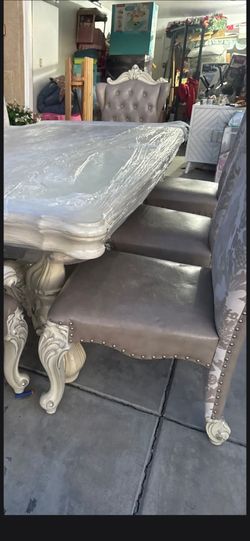 Elegant dining table whit 8 chairs