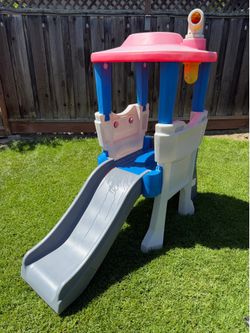 Kids play slide. (Free)