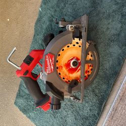Milwaukee M18 Fuel 18V 7 1/4 Saw