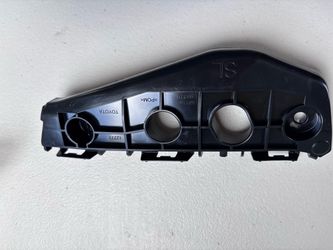 2011-2013 Toyota Corolla Front Left Bumper Cover Retainer