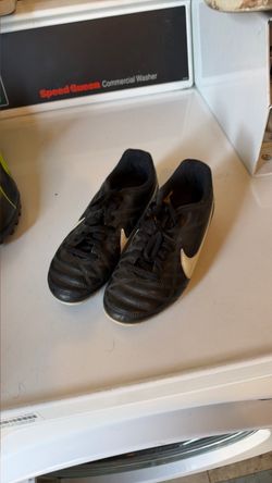 Soccer shoes