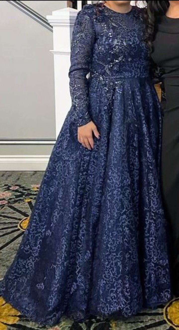 Mac Duggal EMBELLISHED LONG-SLEEVE FLORAL LACE A-LINE GOWN IN NAVY Size 10