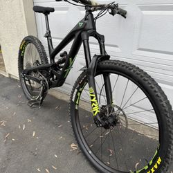 YT CAPRA PRO RACE CARBON FRAME LARGE AND WHEELS 29”