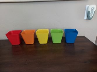 FIVE CUTE Plastic Planter Pots---Primary Colors!