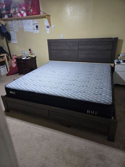 Queen bab frame and matters good condition.