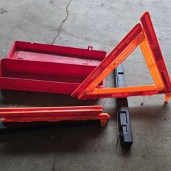 🚨 For Sale: Set of 2 Emergency Roadside Triangles – $20 (Rochester Pickup)  