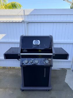Napoleon Rogue Gas Grill