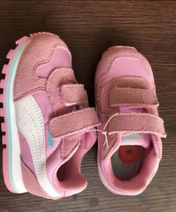 New baby/toddler/girls tennis shoes Puma, 6us&7us