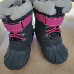 Snow boots for girls Size 8. Im great conditions. Bonanza & Nellis.