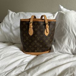 Louis Vuitton Monogram bucket leather handbag Great condition