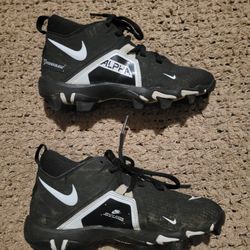 BOYS NIKE ALPHA MENACE 3 SHARK FOOTBALL CLEATS BLACK AND WHITE SIZE  1 1.5Y 