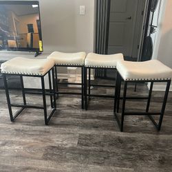 4 Bar Stools 