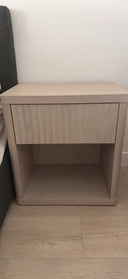 2 fluted nightstands