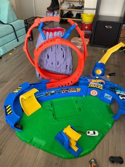 Hot Wheels Monster Trucks Arena Play Set