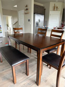 Moving sale !!Complete Dining Room Set - Table, 4 Chairs, Bench