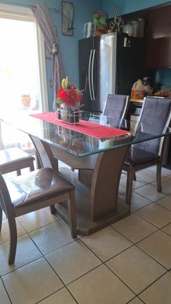 used table it has four chairs