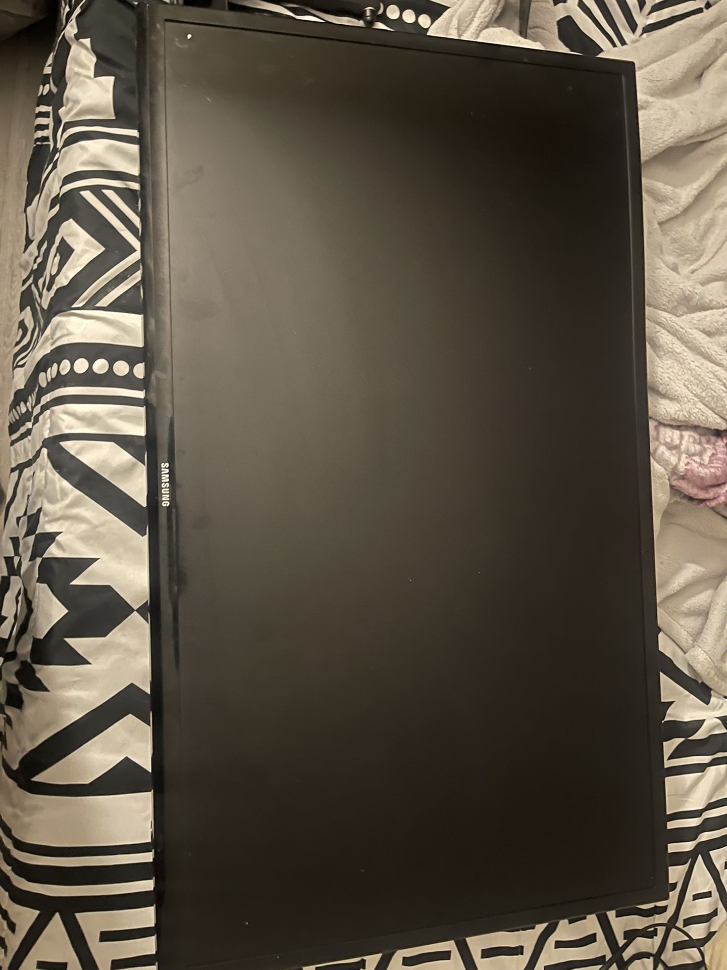 Samsung flat screen tv 48” with tv mount