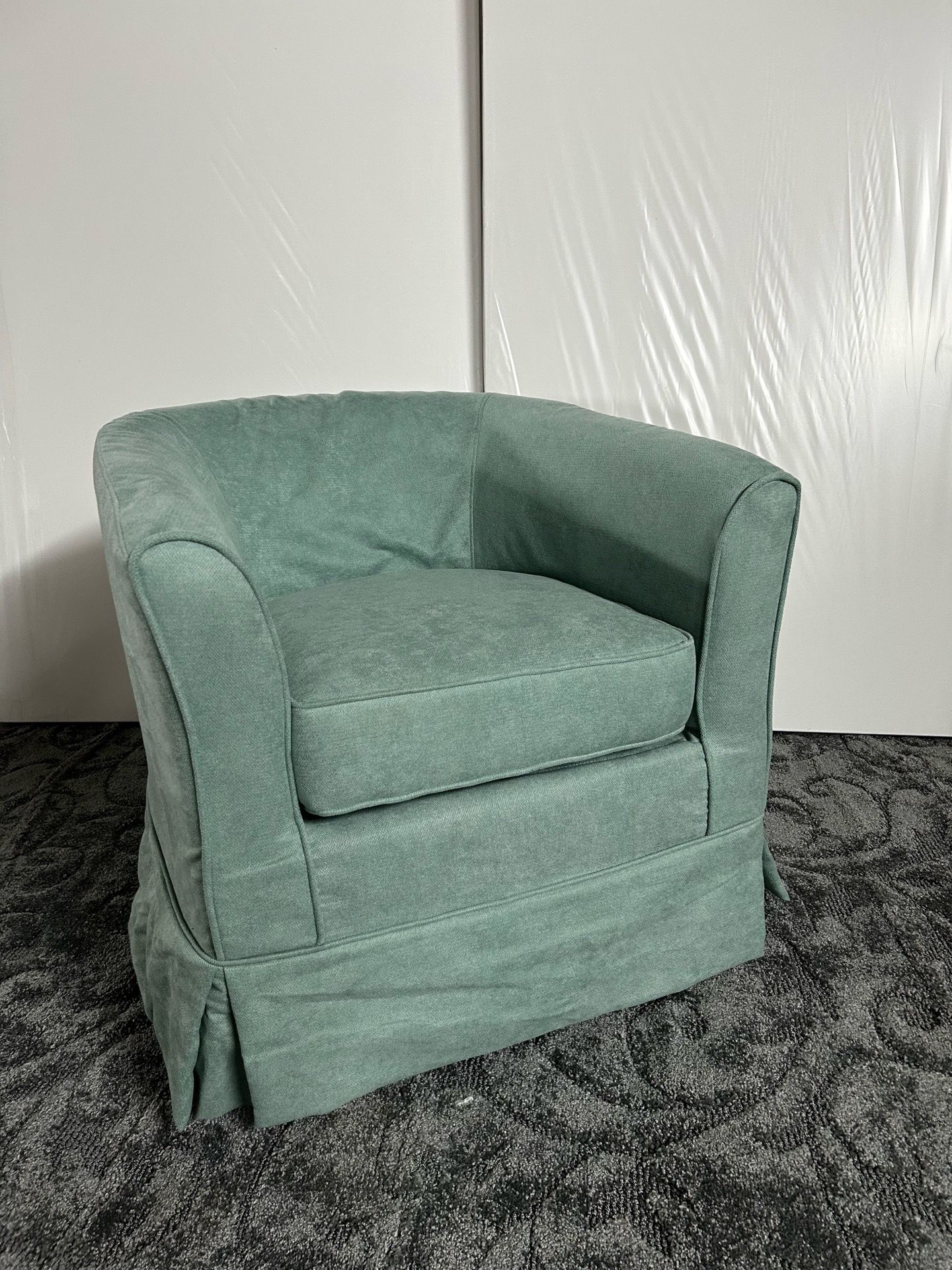 Green Barrel Accent Chair / Upholstered Swivel Style Chair