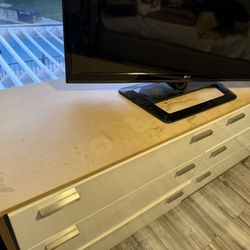 Dresser And 2 Nightstands 