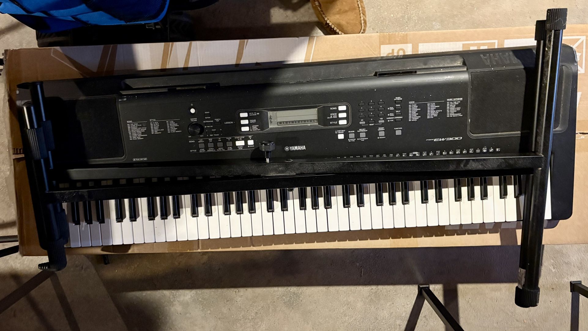 Yamaha E300 with Foot Pedal & Stand