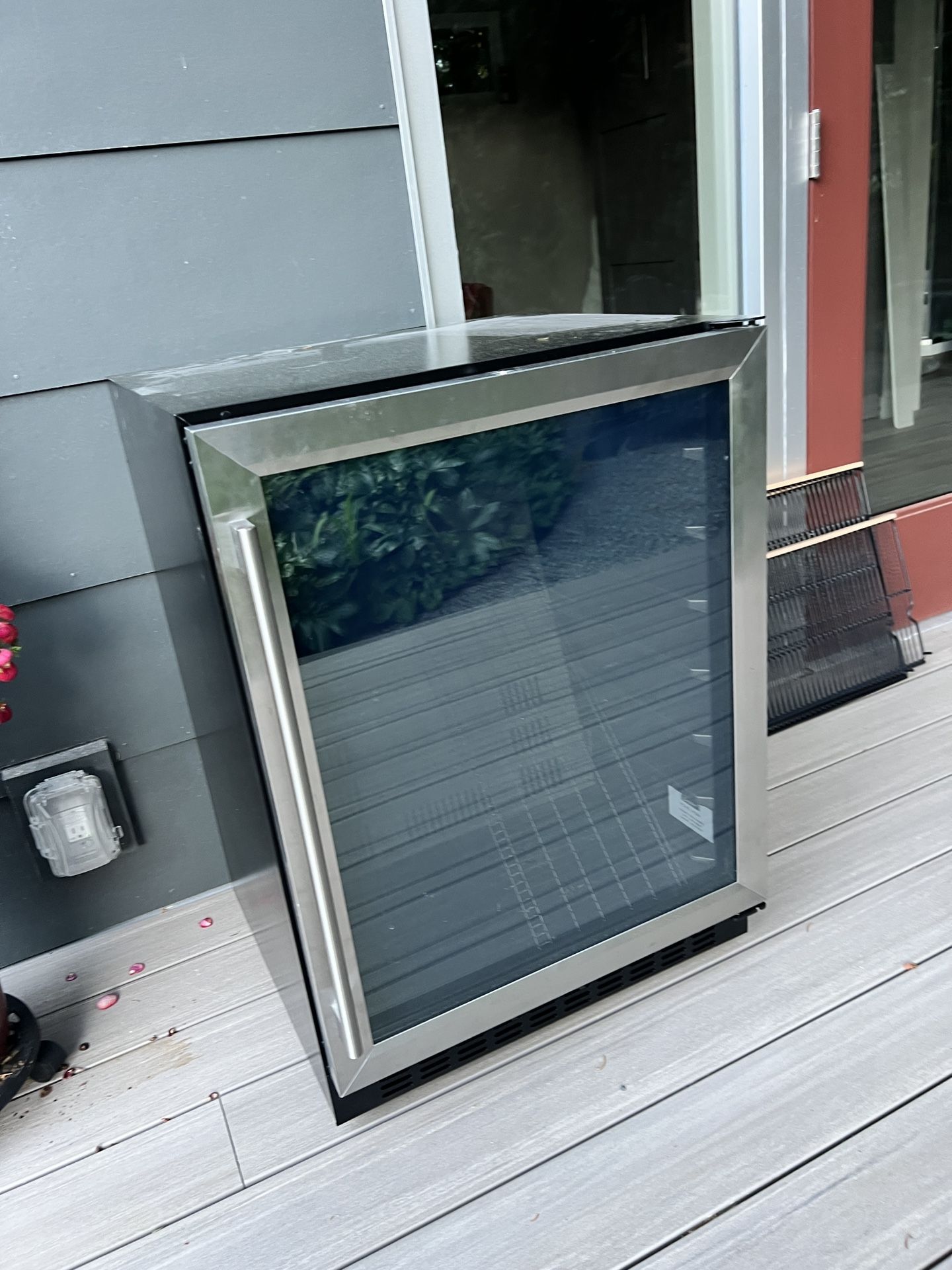 Smith and Hanks Beverage Mini Refrigerator 