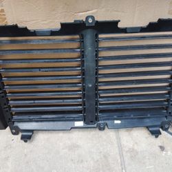 TOYOTA TUNDRA SHUTTER GRILL ASSEMBLY  OEM