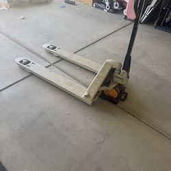 CROWN Pallet Jack