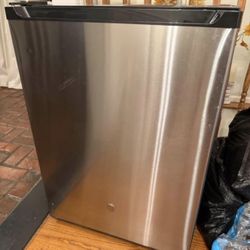 GE Mini Fridge 