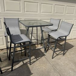 Patio Table And 4 Chairs 