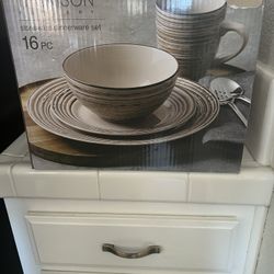 New 16 Piece Stoneware Dinnerware Set