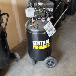 2.5 HP 21 Gallon 125 PSI Central Pneumatic Air Compressor Model 61693