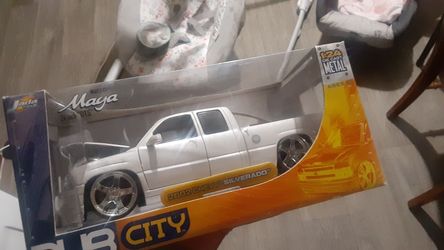 1:24 Scale White Chevy Silverado