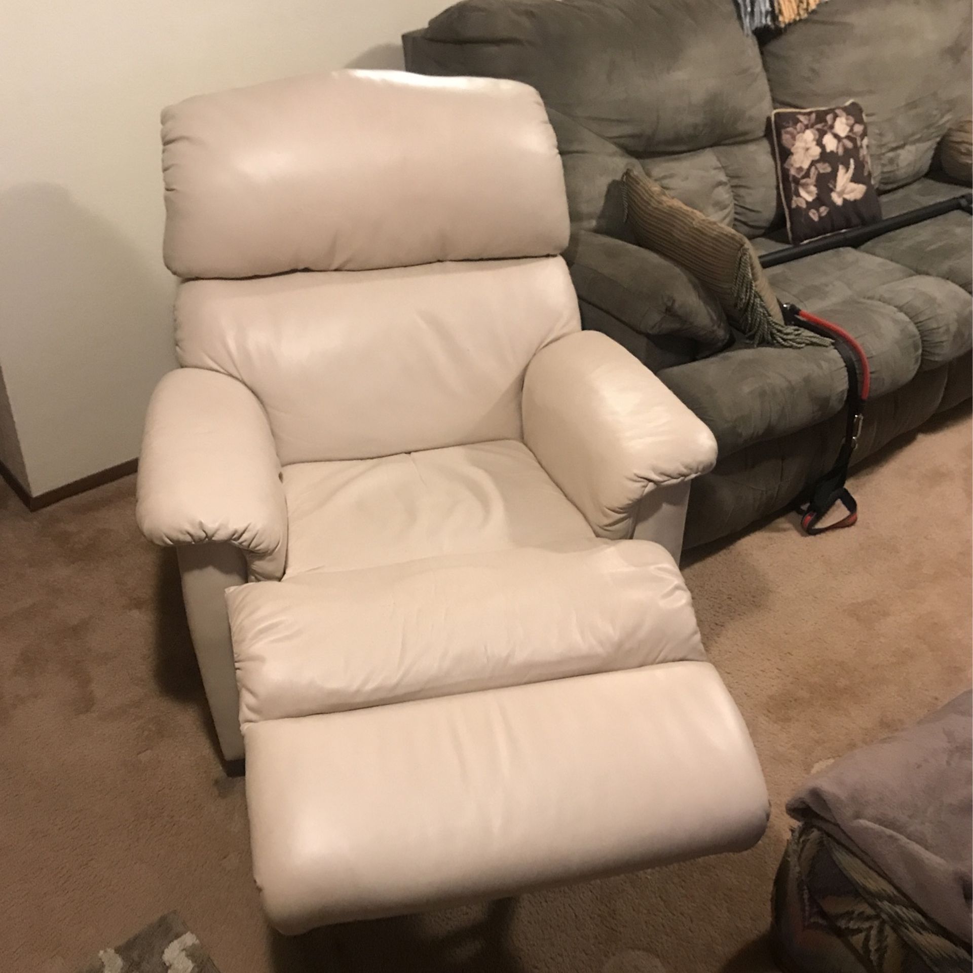 Leather recliner/Swivel Cream Colored , Great Condition Great Price I Had To Buy 2 Only Need 1 Pass The Great Price To you